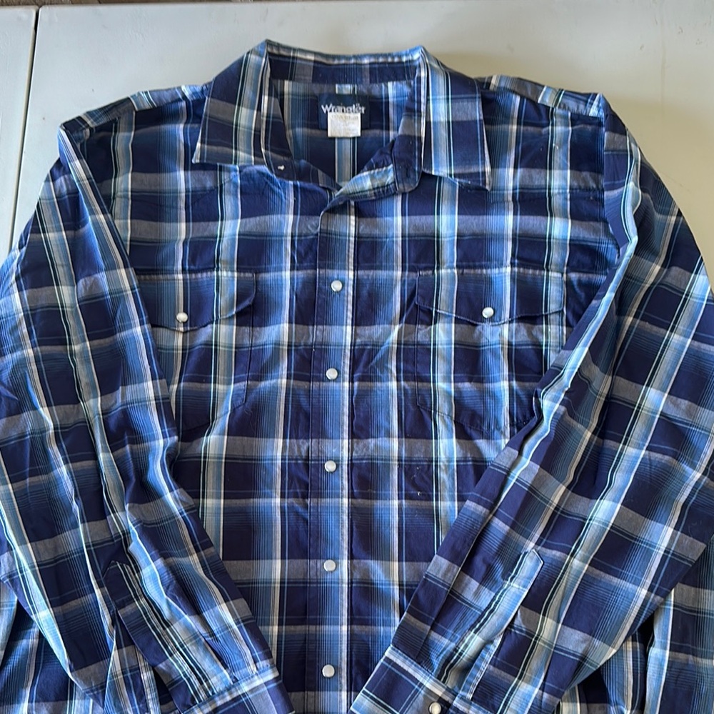 Wrangler Blue and White Casual Button Down Shirt